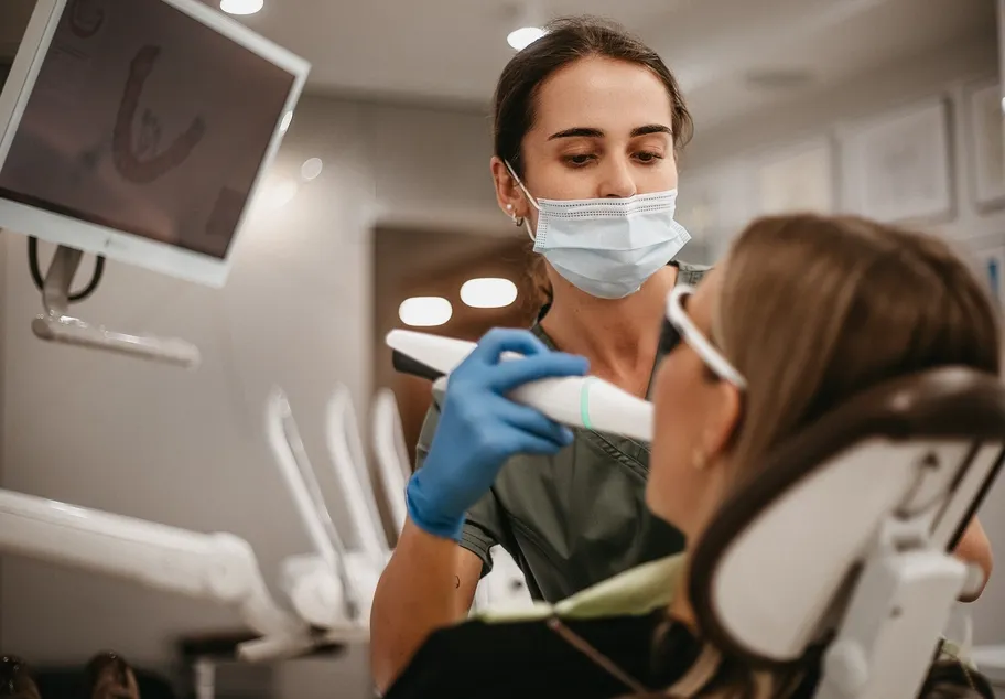 Visų žandikaulio dantų atkūrimas ant 4, 6 ar 8 implantų